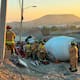 Conductor queda prensado tras volcadura de revolvedora en TJ