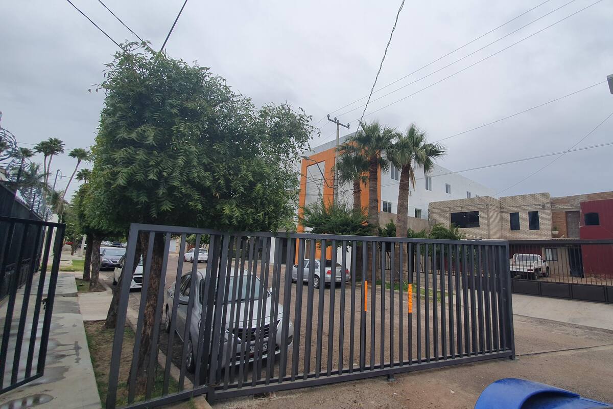 Protestan por reja que cierra calle en la Modelo