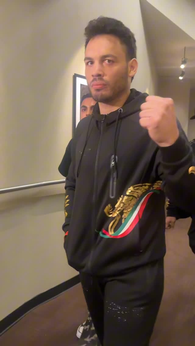 Julio César Chávez Jr. portando la curiosa chamarra con el logotipo de la presidencia de Vicente Fox. (Foto: @jcchavezjr)