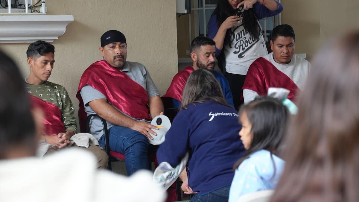 Defensores de migrantes recordaron el sufrimiento de personas deportadas y víctimas de violencia al recrear el lavatorio de pies de Jesucristo durante el Jueves Santo en Tijuana. Foto: Roberto Delgado