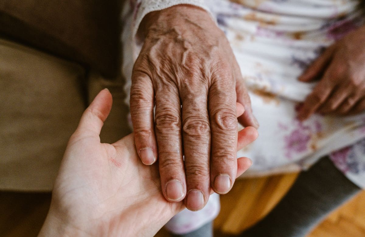 Cómo cuidar tus manos para evitar que revelen tu edad | Foto: Especial (canva)