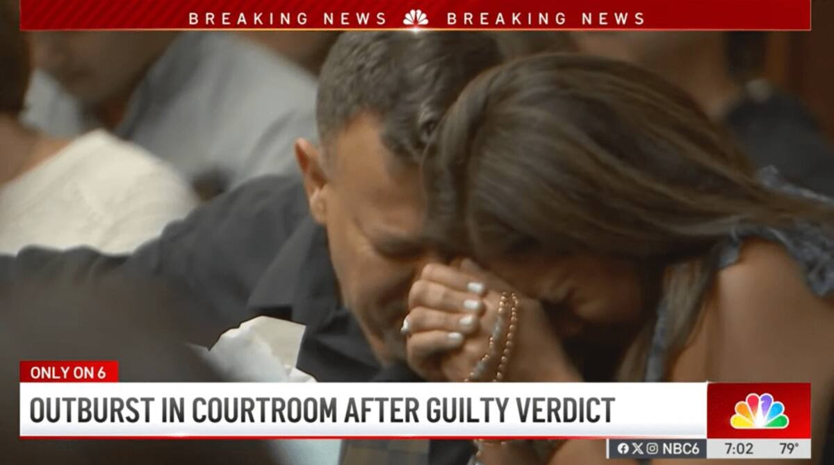 Los padres de Andrea lloraron al escuchar la sentencia perpetua del asesino de su hija. | Crédito: Youtube/NBC 6 South Florida