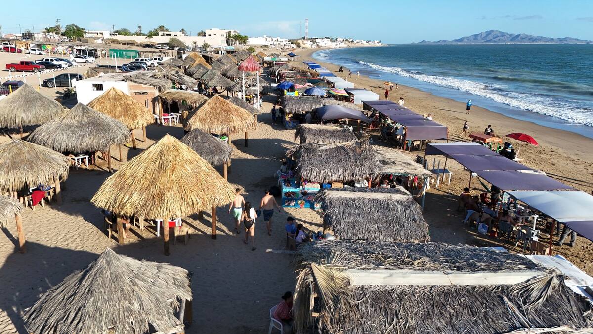 Aunque la playa no se puede disfrutar en estos momentos por la propia seguridad, los negocios que viven de los productos que ofrece el mar, están ansiosos de que el fin de semana los visiten como se merece. Foto: Julián Ortega.