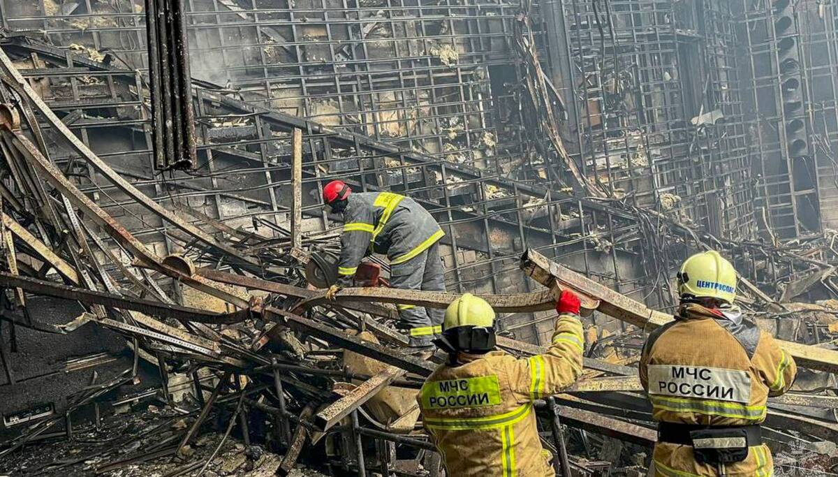 Una fotografía tomada de un vídeo distribuido por el Ministerio de Emergencias de Rusia muestra cómo los rescatadores examinan los escombros en la sala quemada de la sala de conciertos Crocus City Hall, a las afueras d Moscú, tras el ataque terrorista. EFE/EPA/RUSSIAN EMERGENCIES MINISTRY / HANDOUT BEST QUALITY AVAILABLE HANDOUT EDITORIAL USE ONLY/NO SALES HANDOUT EDITORIAL USE ONLY/NO SALES