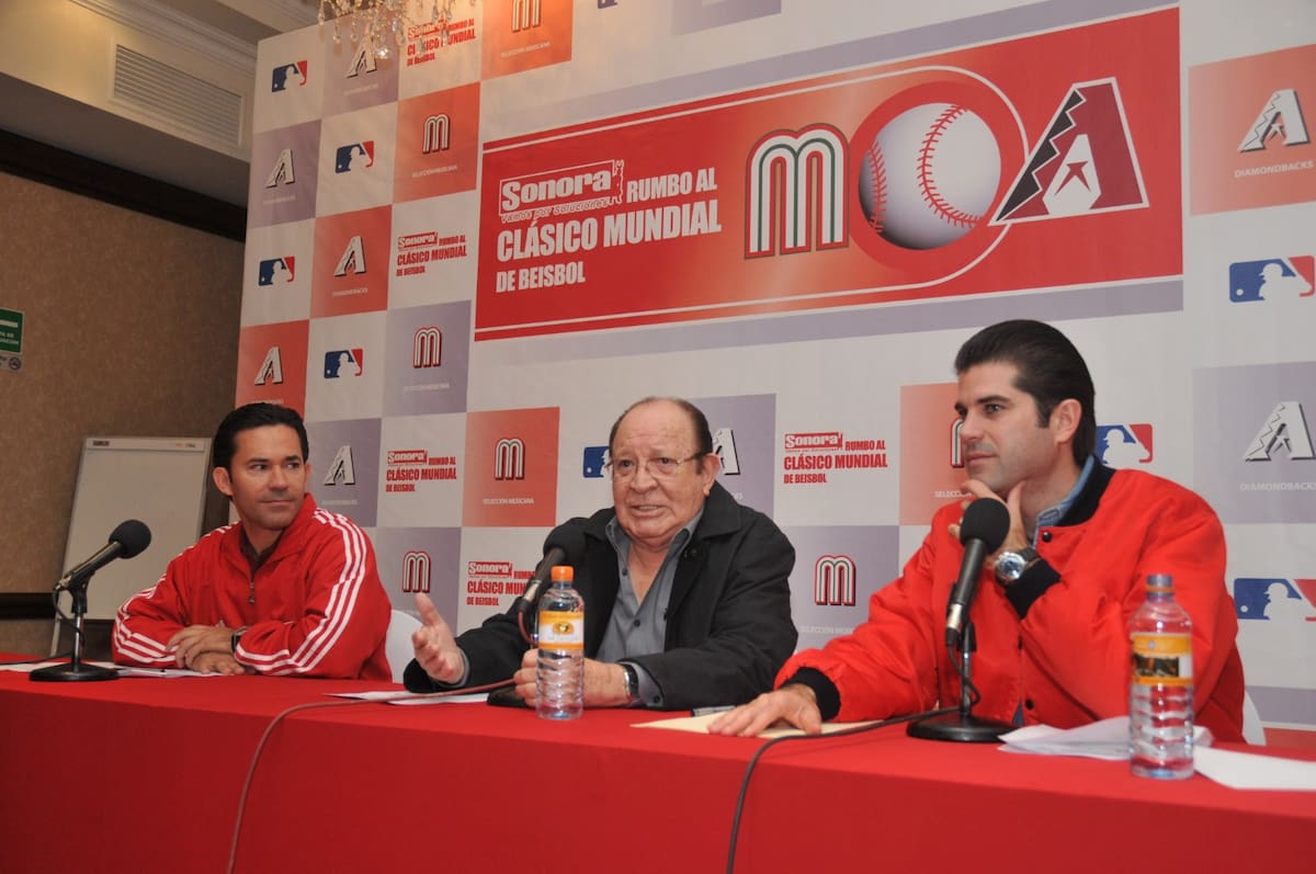 El Dr. Arturo León Lerma en rueda de prensa anunciando el histórico juego entre la Selección Mexicana de Beisbol y los Diamondbacks de Arizona en el Estadio Héctor Espino de Hermosillo, Sonora, previo al Clásico Mundial de Beisbol 2009. (Foto: Archivo GH)