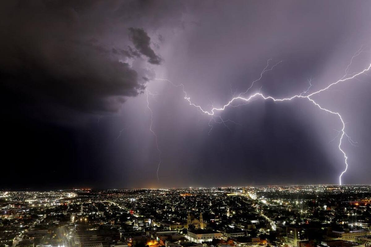 Intensa lluvia y actividad eléctrica en Hermosillo