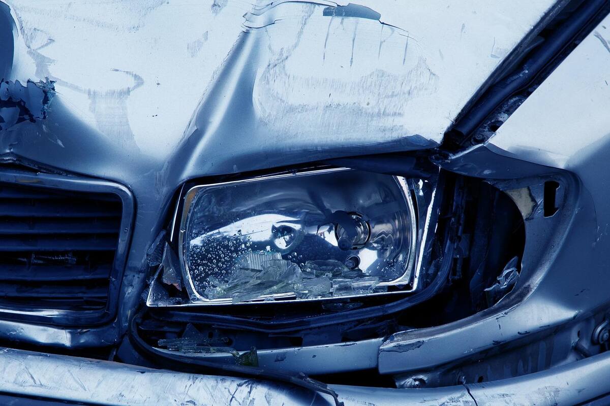 Se accidenta en carro robado, después hurta el auto de quien lo auxilia