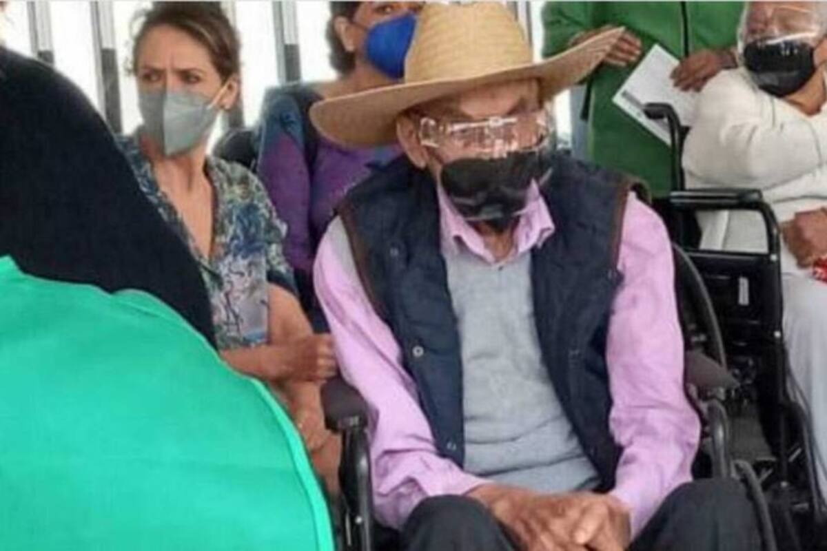 Tras 10 años, reaparece ex presidente Luis Echeverría y recibe segunda dosis contra Covid-19