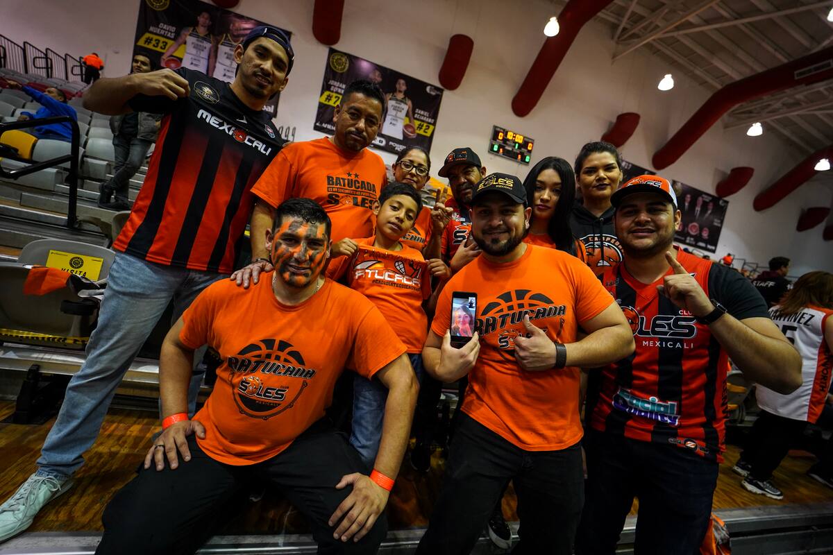 Llega la afición Cachanilla a Monterrey