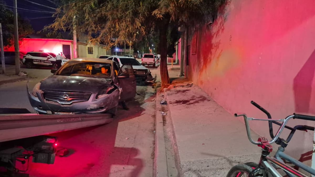 El accidente ocurrió en el cruce de las calles Sierra López y Sin nombre, en la colonia Solidaridad, tras la colisión de dos vehículos particulares.