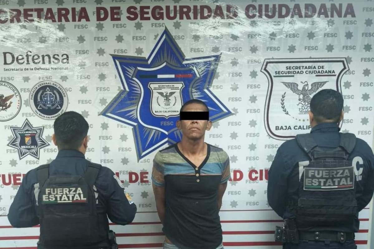 Se escondió al ver a policías y descubren que era buscado por robo con violencia