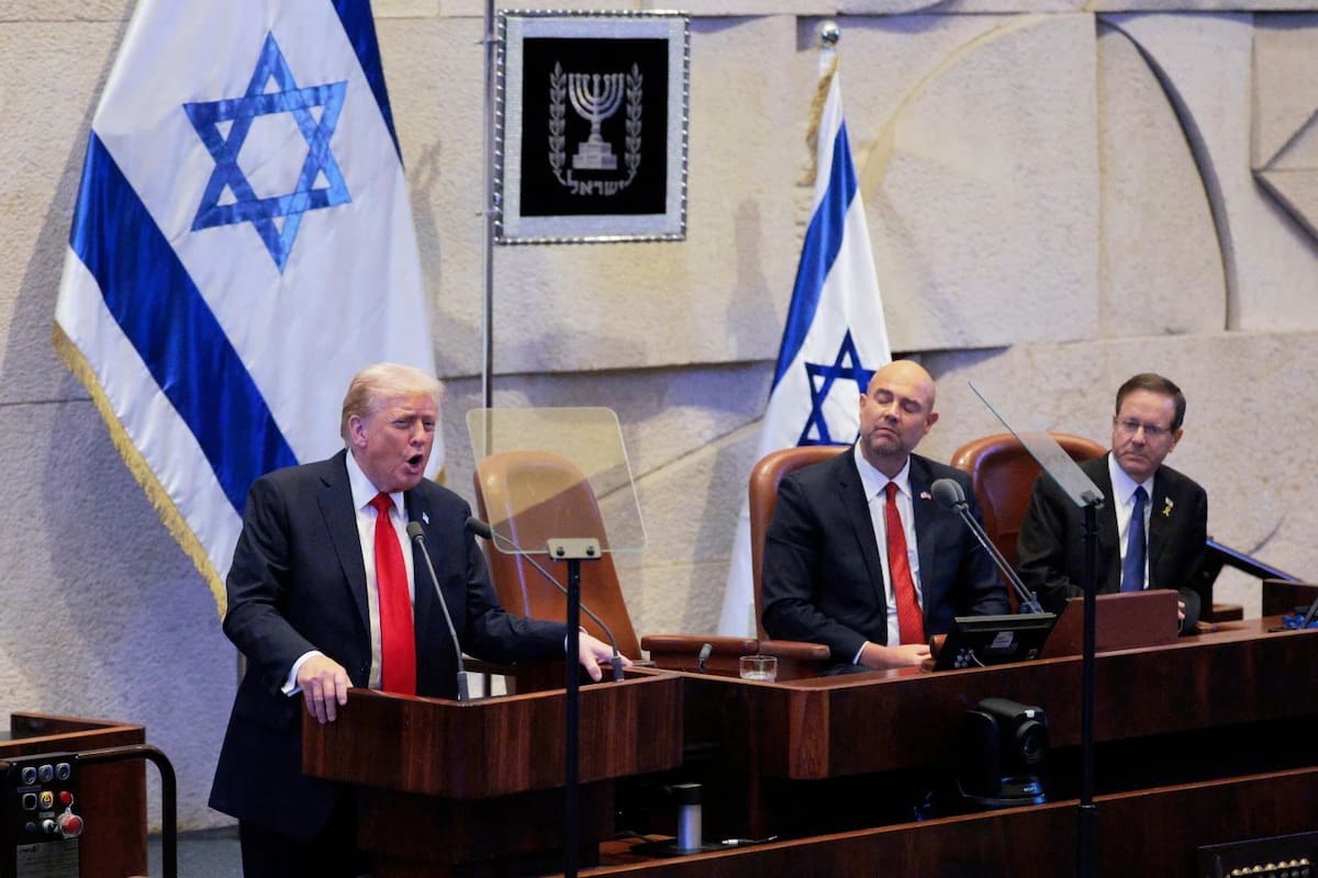 El presidente Donald Trump da un discurso frente a Knéset, el parlamento israelí, junto a Amir Ohana, presidente de la Knéset, y el presidente israelí Isaac Herzog, el lunes 13 de octubre de 2025, en Jerusalén. | Crédito: Chip Somodevilla/Pool vía AP