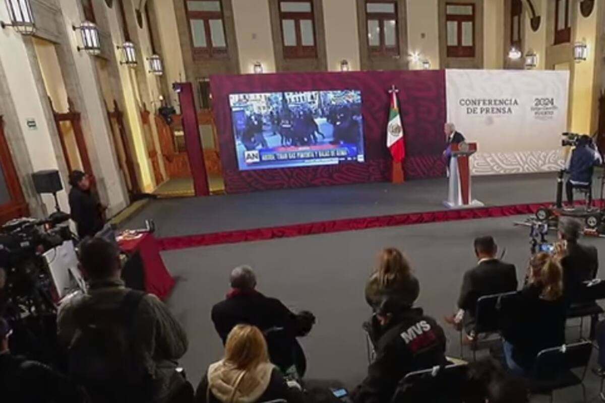 Muestra AMLO en la mañanera las protestas en Argentina