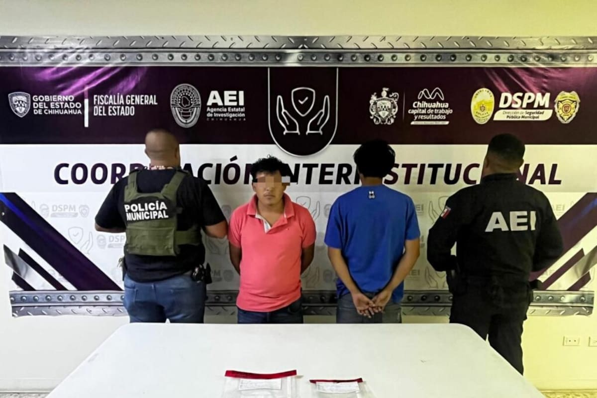 Detienen en Chihuahua a un adulto y a un menor de edad que vendían cocaína afuera de un bar