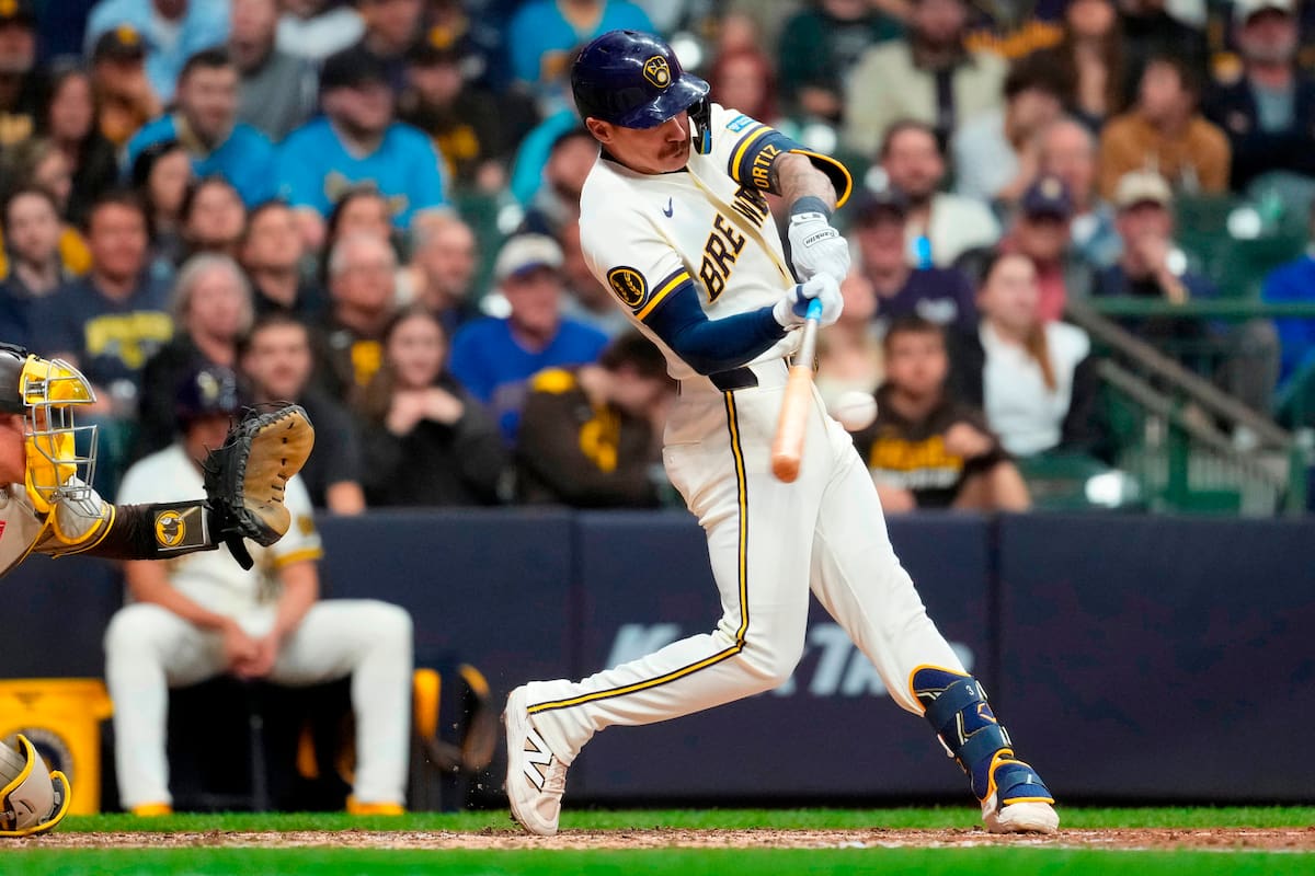 Joey Ortiz, de los Cerveceros de Milwaukee, pega un elevado de sacrificio en el juego del martes 12 de mayo de 2026, ante los Padres de San Diego (AP Foto/Aaron Gash)