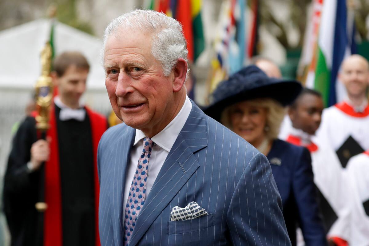 ARCHIVO El príncipe Carlos y Camila, duquesa de Cornwall, en el fondo, salen tras asistir a la misa anual del Día de la Mancomunidad de Naciones en la Abadía de Westminster en Londres el 9 de marzo de 2020. Con la muerte de la reina Isabel II de Gran Bretaña, Carlos se convierte en el rey Carlos III. (Foto AP/Kirsty Wigglesworth, archivo)