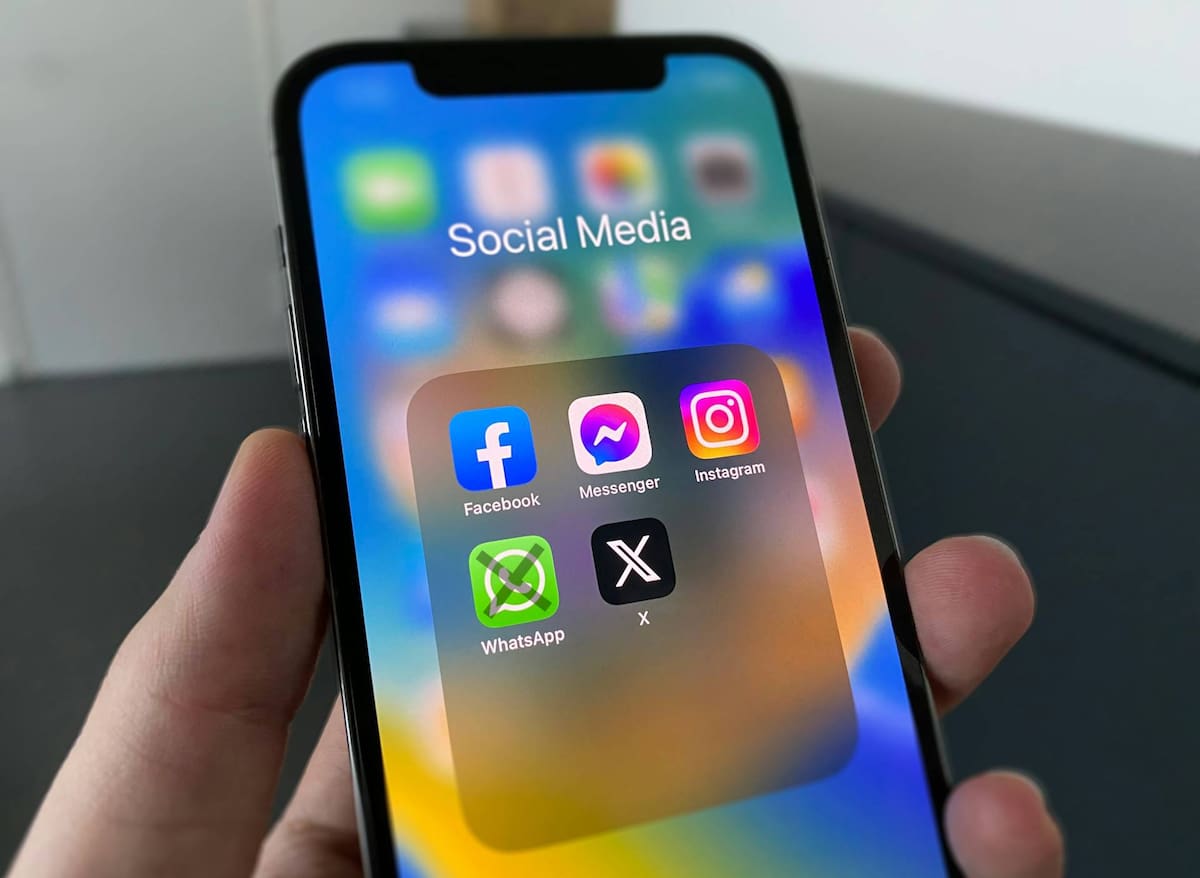 La suspensión del servicio afectará aplicaciones de mensajería y plataformas digitales que dependen de la conectividad del celular. | Foto: Unsplash/ Pngwing