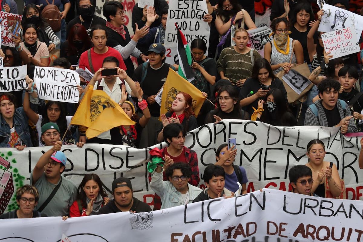 Tras marcha por el 68, autoridades reportan detenido por saqueo y buscan a encapuchados por ataques