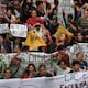 Tras marcha por el 68, autoridades reportan detenido por saqueo y buscan a encapuchados por ataques