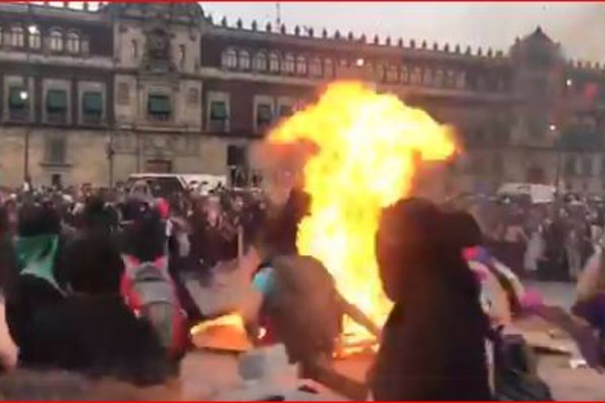 Bailan mujeres en fogata en el Zócalo tras marcha feminista