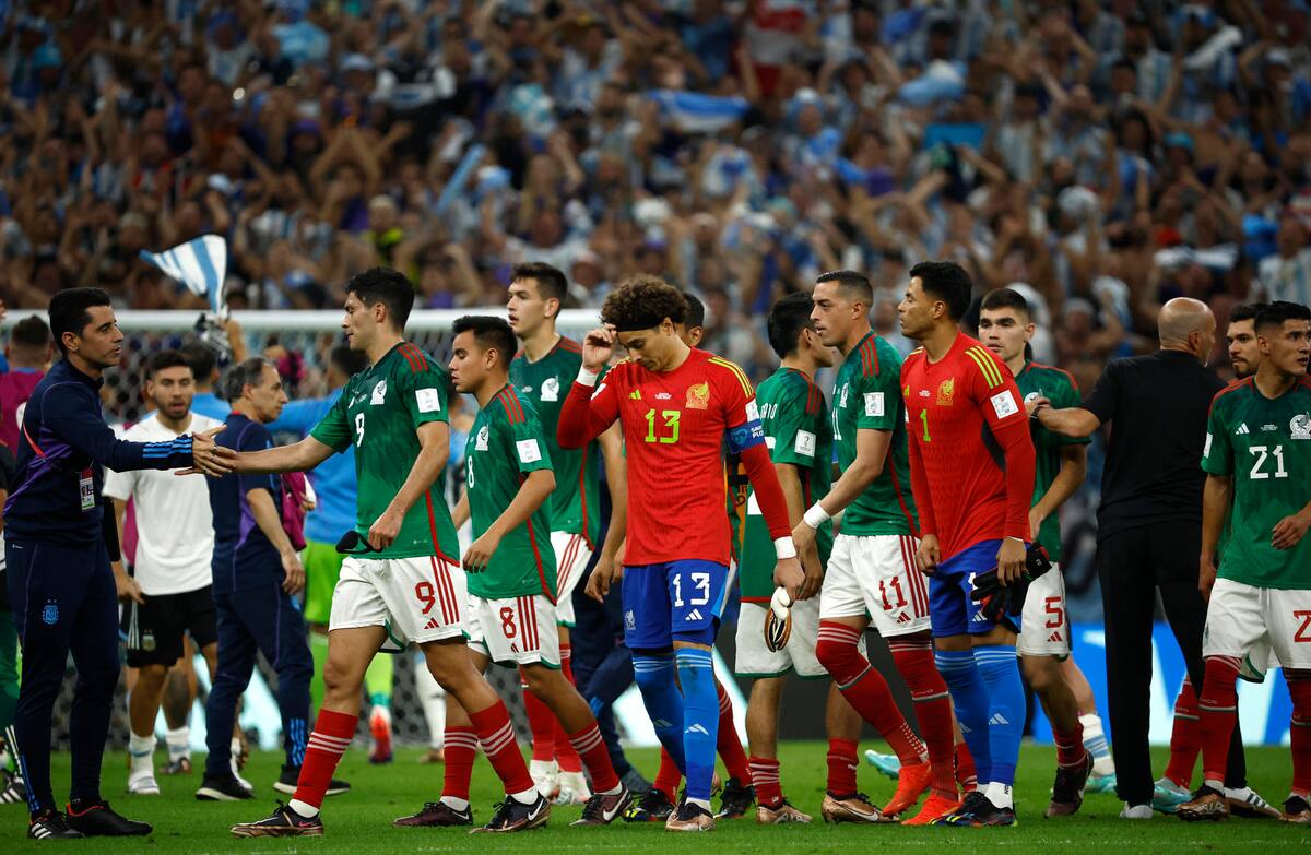 GR6004. LUSAIL (CATAR), 26/11/2022.- Jugadores de México se lamentan hoy, al final de un partido de la fase de grupos del Mundial de Fútbol Qatar 2022 entre Argentina y México en el estadio de Lusail (Catar). EFE/José Méndez