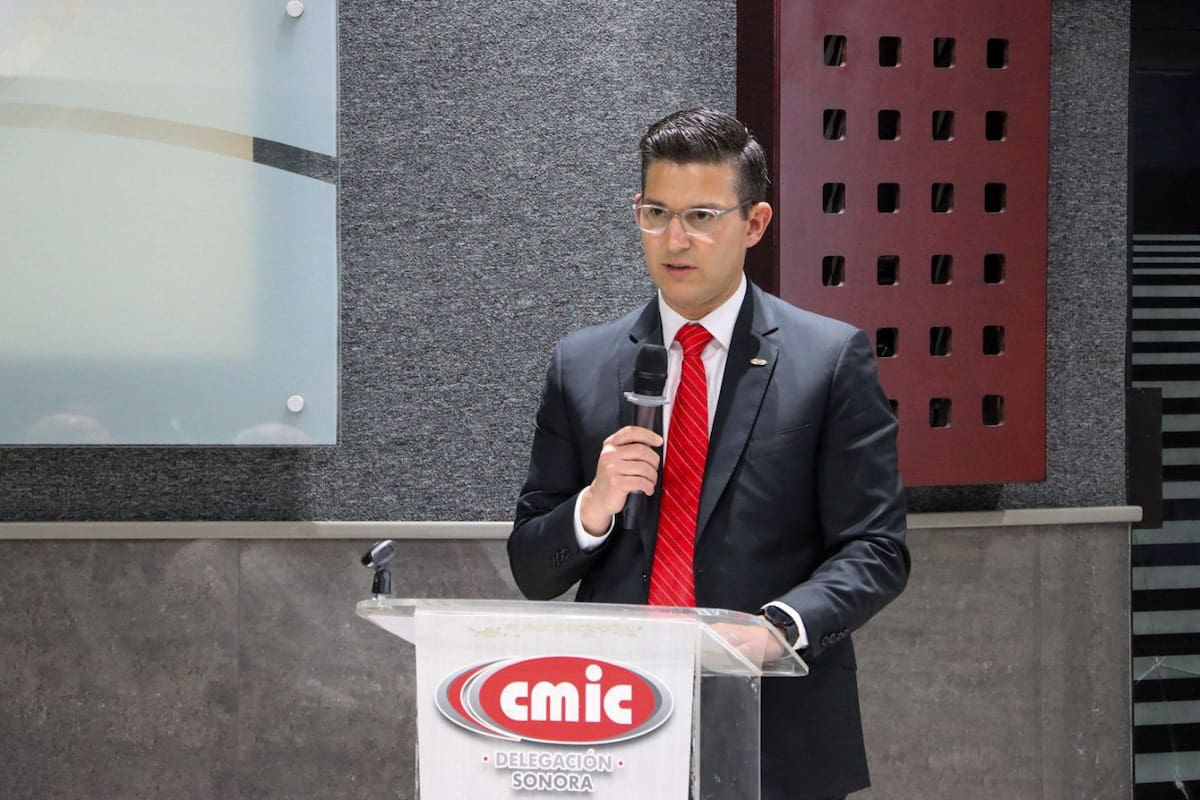 Adrián Camou Loera rinde protesta como presidente de la CMIC