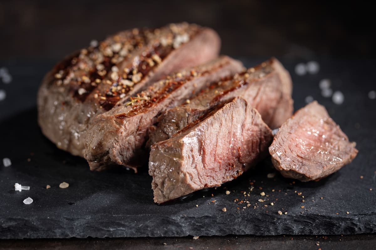 Una sartén fría hace que la carne se cueza lentamente y pierda jugos, quedando seca.