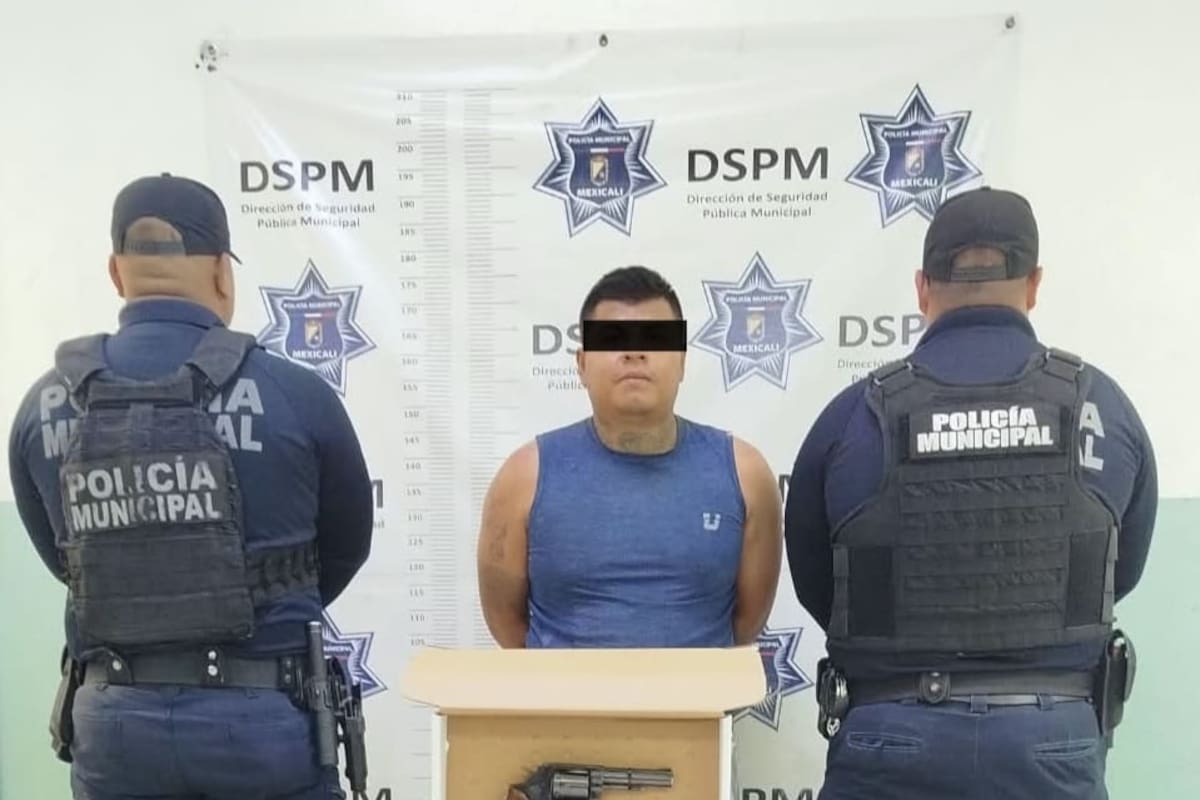 Golpea y amenaza con una pistola a su pareja; va a estación de policía y pide ayuda