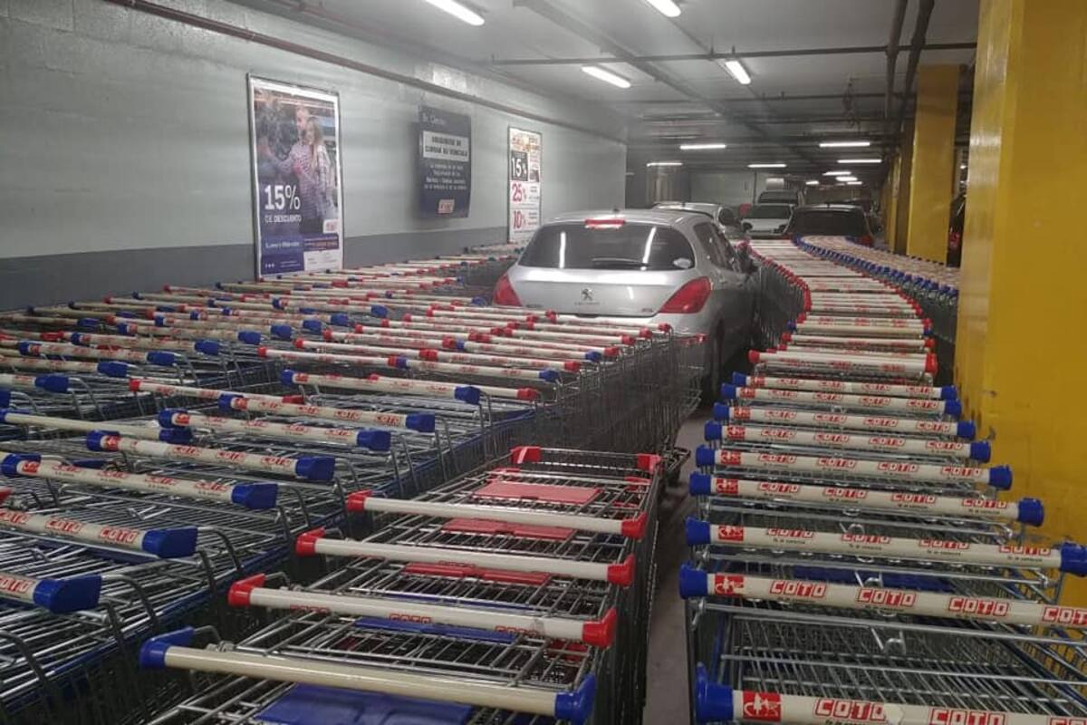 Se estaciona mal en supermercado, empleados lo bloquean con carritos
