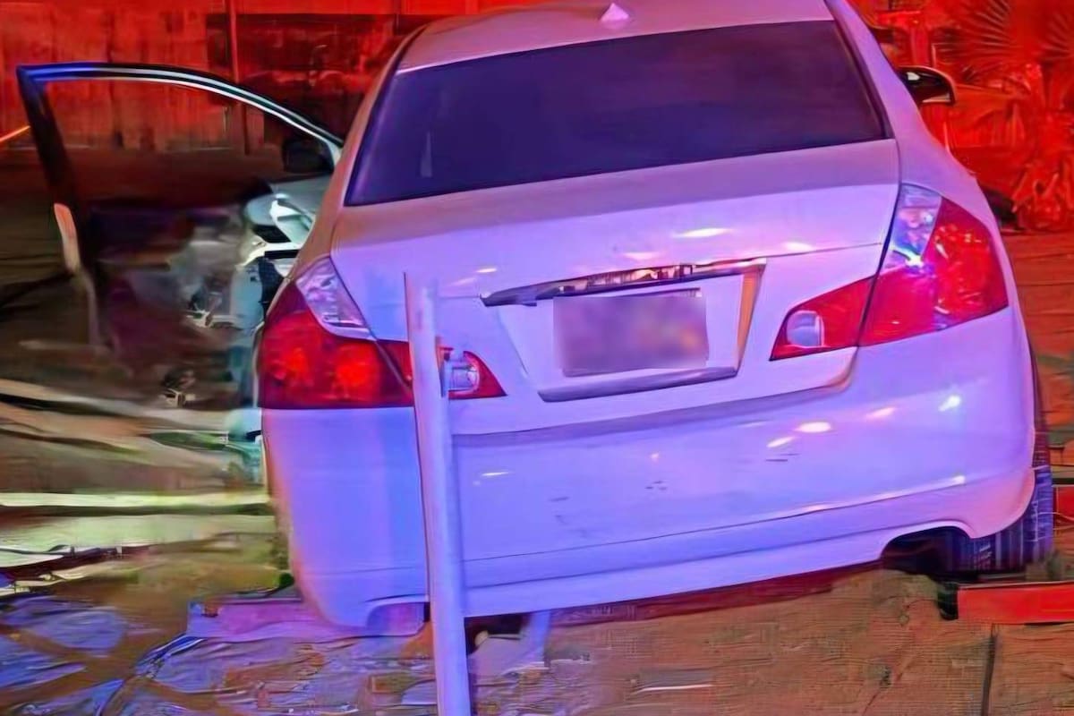 Conductor de Infiniti pierde el control, se mete a una casa, atropella a un hombre que estaba en el patio y huye