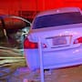 Conductor de Infiniti pierde el control, se mete a una casa, atropella a un hombre que estaba en el patio y huye