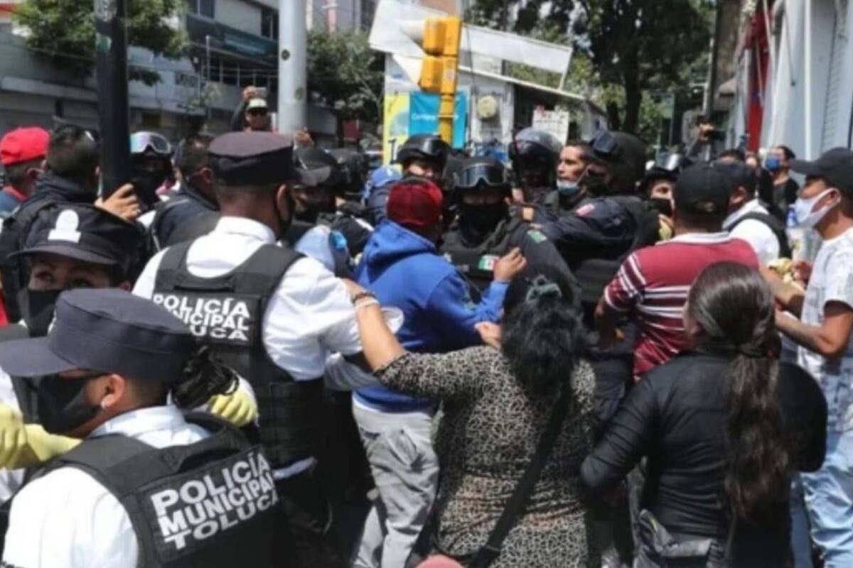 VIDEO: Se enfrentan comerciantes y policías por cierre de negocios no esenciales