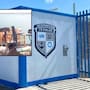 Captan a maestro del Cetmar Empalme abriendo mochilas mientras los alumnos estaban fuera del salón