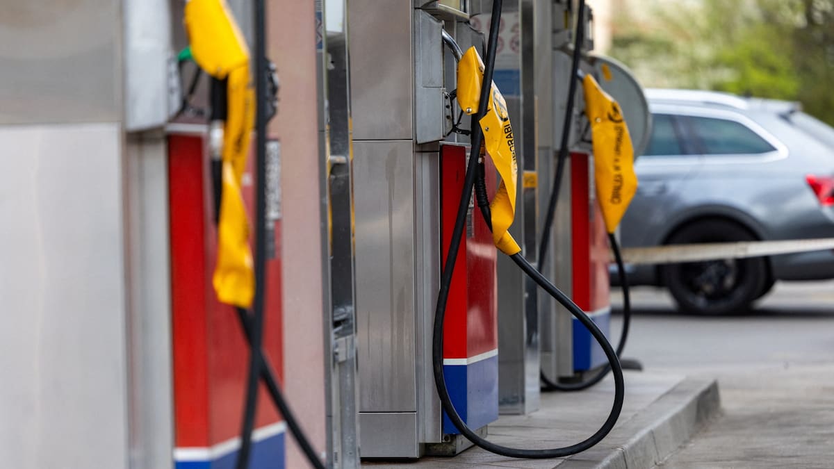 Largas filas de vehículos reflejan la escasez temporal de combustible, aunque el gobierno asegura que los almacenes nacionales permanecen llenos. /Reuters