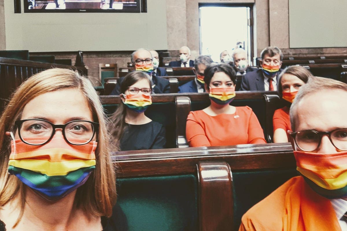 Parlamentarios polacos protestan con bandera LGBT durante toma de posesión del presidente Andrzej Duda