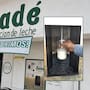Leche pasteurizada por autoservicio en Pueblo Yaqui: productores acercan venta directa a 25 pesos por litro
