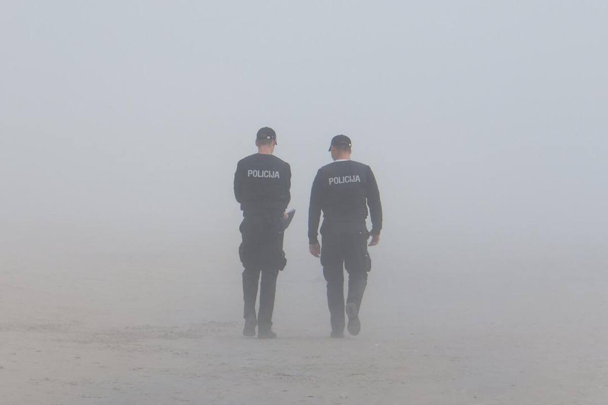 Muere niña de 3 años en operativo contra su padre; cesan a policías