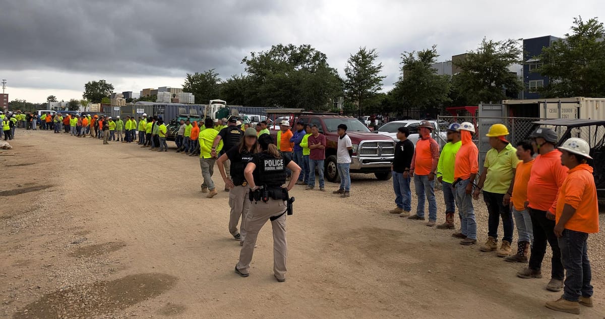 Fotografía divulgada por la división de Tampa de la Oficina de Investigaciones de Seguridad Nacional (HSI Tampa) donde aparecen integrantes de la policía federal durante el arresto de más de 100 inmigrantes indocumentados en un sitio de construcción en Tallahassee, Florida (EEUU). | Crédito: EFE/HSI Tampa