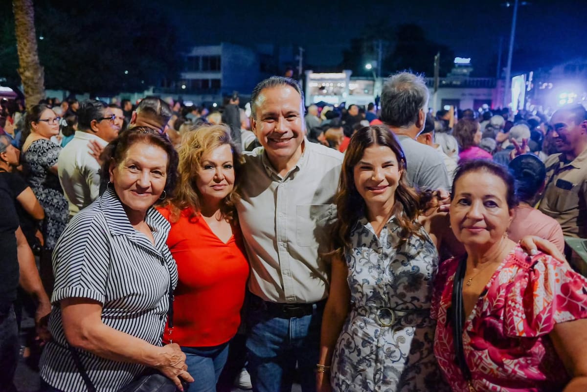 El alcalde Antonio Astiazarán y su esposa, Patty Ruibal, dieron la bienvenida a los adultos mayores durante el festejo en la Plaza Alonso Vidal.