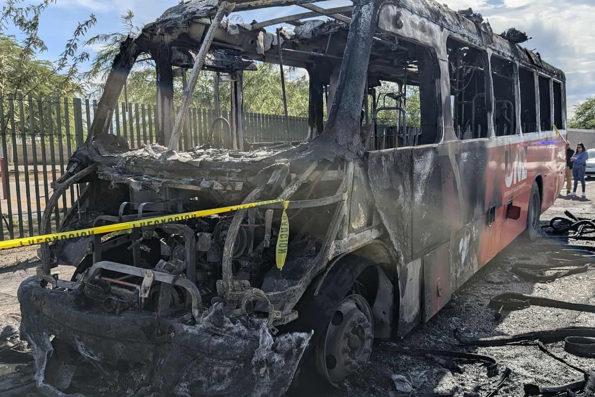 Unidad de transporte público se incendia en plena vía de Hermosillo: el vehículo quedó inservible tras una hora de fuego, informa IMTES