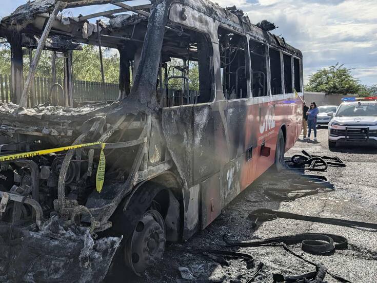 Unidad de transporte público se incendia en plena vía de Hermosillo: el vehículo quedó inservible tras una hora de fuego, informa IMTES