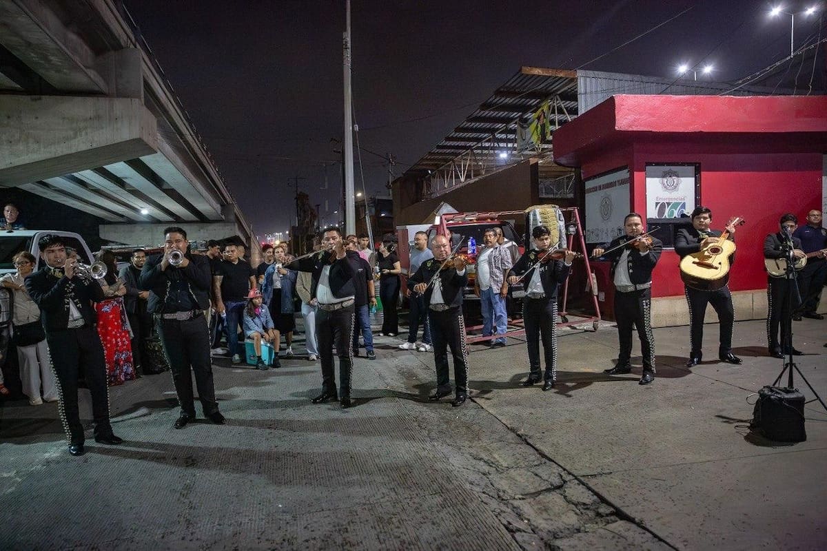 Elementos del Cuerpo de Bomberos de Tijuana celebraron el 104 aniversario de la corporación con música, mariachi y convivencia frente a la estación. Foto: Border Zoom.