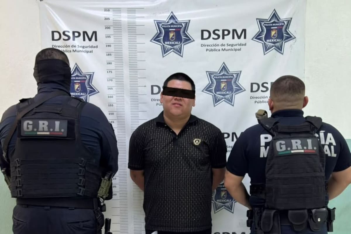 Hombre buscado por robo es detenido celebrando en el monumento a Benito Juárez