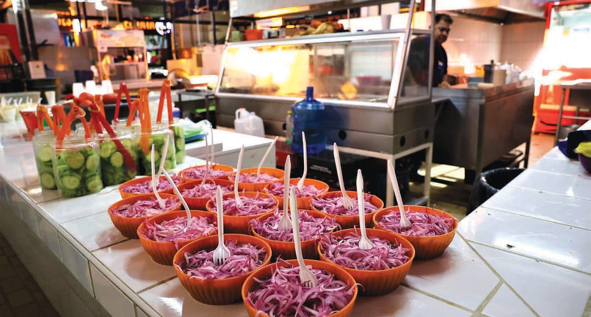 Lista la verdurita recién picada para
acompañar tacos, quesadillas y tortas. FOTO: JULIÁN ORTEGA