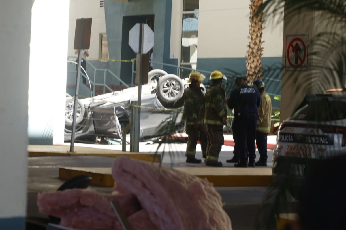 Auto cae del estacionamiento del Hospital San José; la conductora resultó con lesiones leves