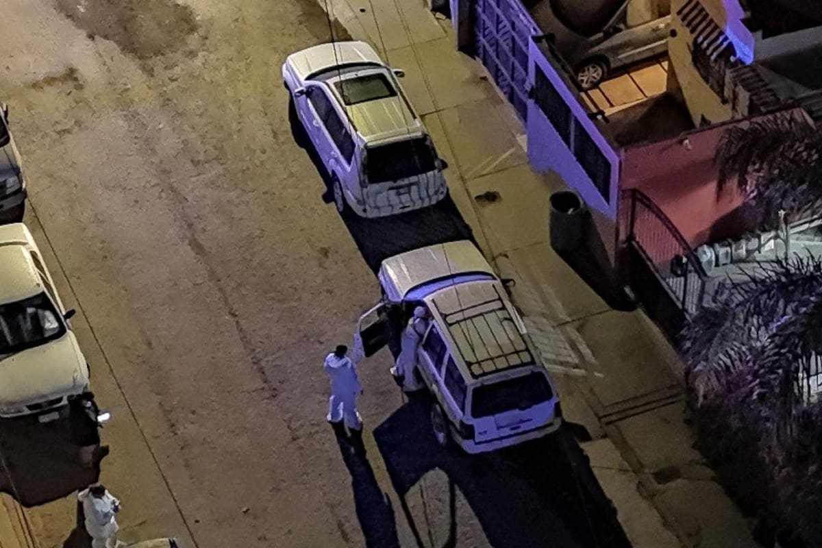 Hallan tres cuerpos en descomposición dentro de una camioneta en Tecate