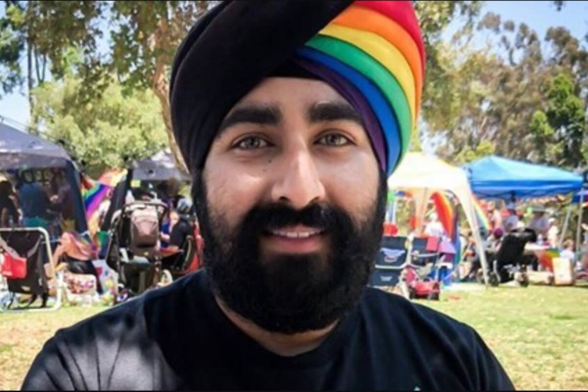 Se toma foto con turbante de arcoíris y esto le sucede