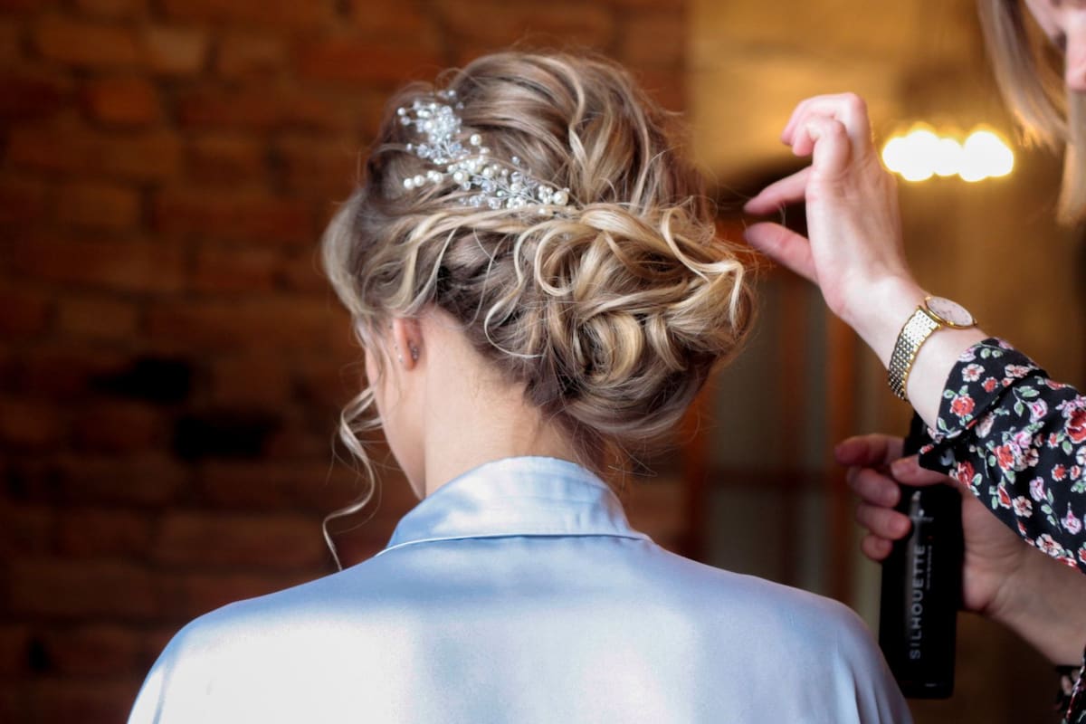 Recogidos bajos y elegantes: clásicos de bodas y eventos