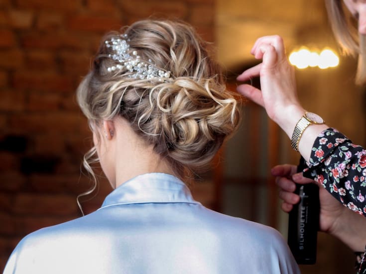 Recogidos bajos y elegantes: clásicos de bodas y eventos