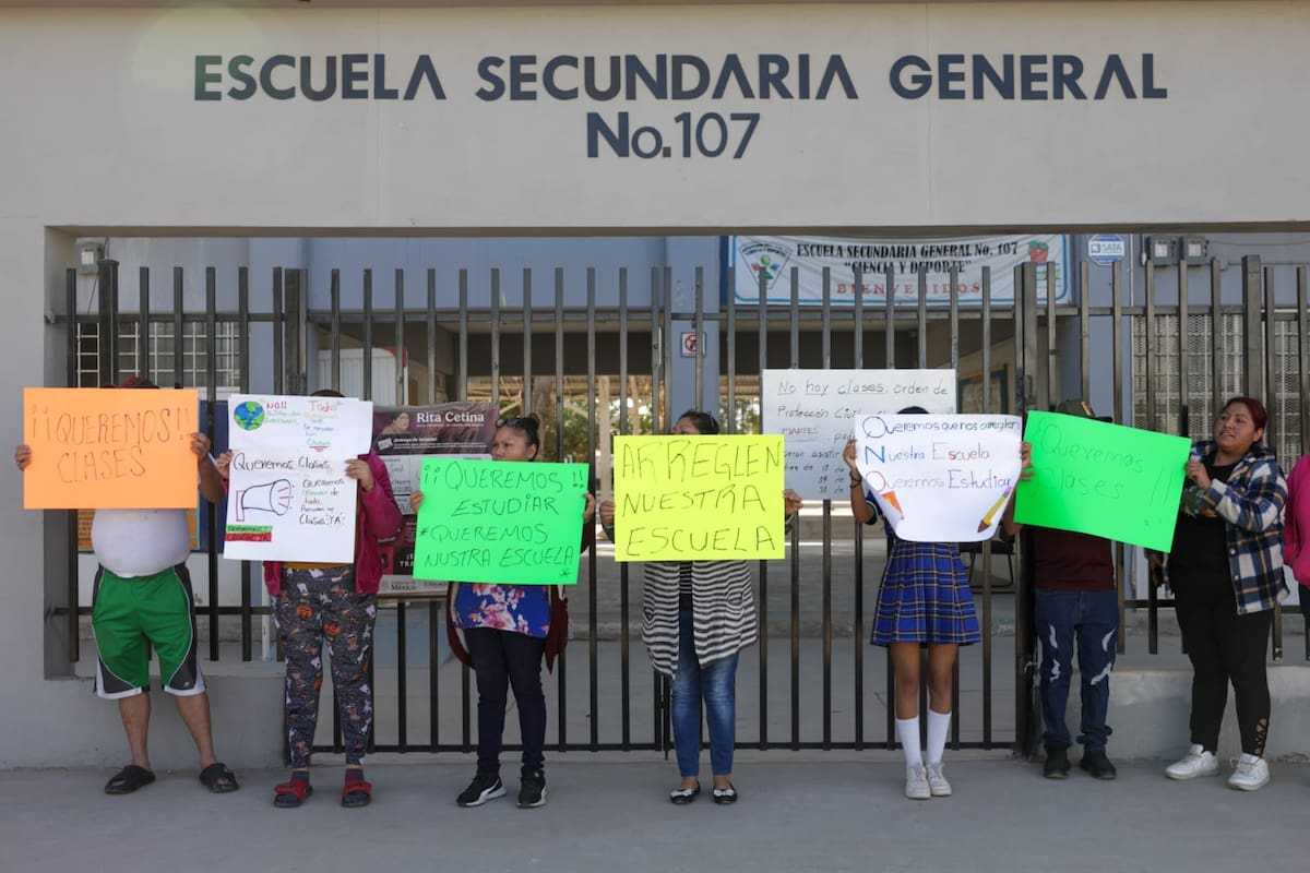 Padres de familia se manifiestan fuera de la Secundaria 107 por falta de clases y fallas en el plantel